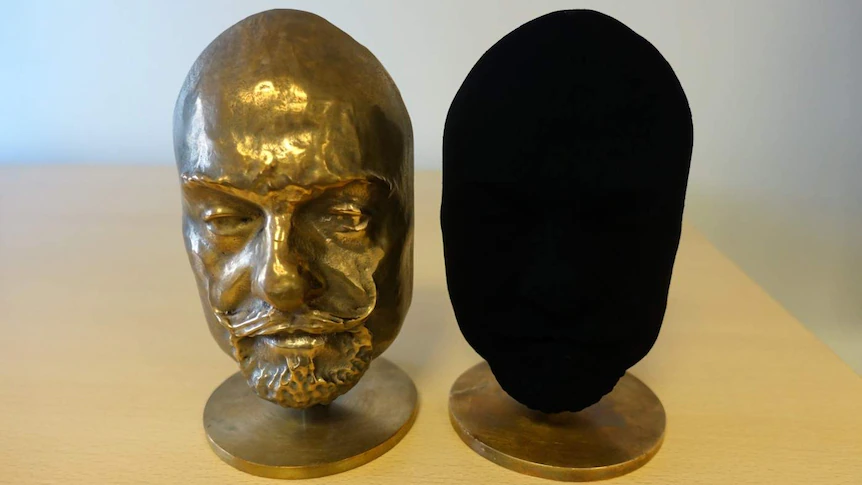 Dos estatuas de bronce idénticas, excepto que una ha sido recubierta con Vantablack (derechos de autor: Surrey NanoSystems)